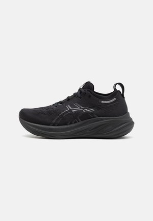 Schwarzer ASICS Laufschuh mit Mesh-Obermaterial, dicker gepolsterter Sohle, Schnürdesign und Zuglasche an der Ferse, Seitenansicht auf weißem Hintergrund.