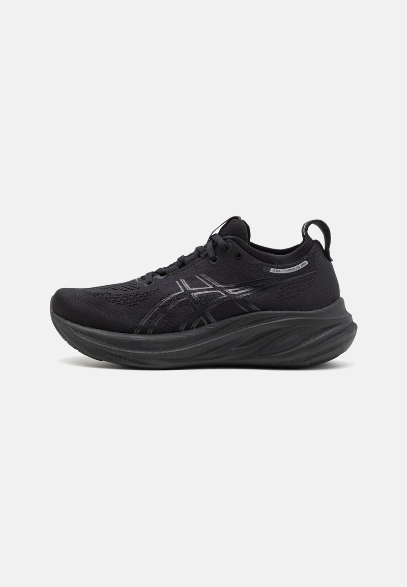 Chaussure de course noire ASICS avec dessus en mesh, semelle épaisse et rembourrée, design à lacets et languette de traction au talon, vue latérale sur fond blanc.