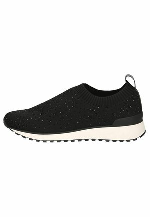 Sort slip-on sneakers lavet af tekstureret strikmateriale med perforeringer, prydet med en hvid polstret sål og grå hælaccent.
