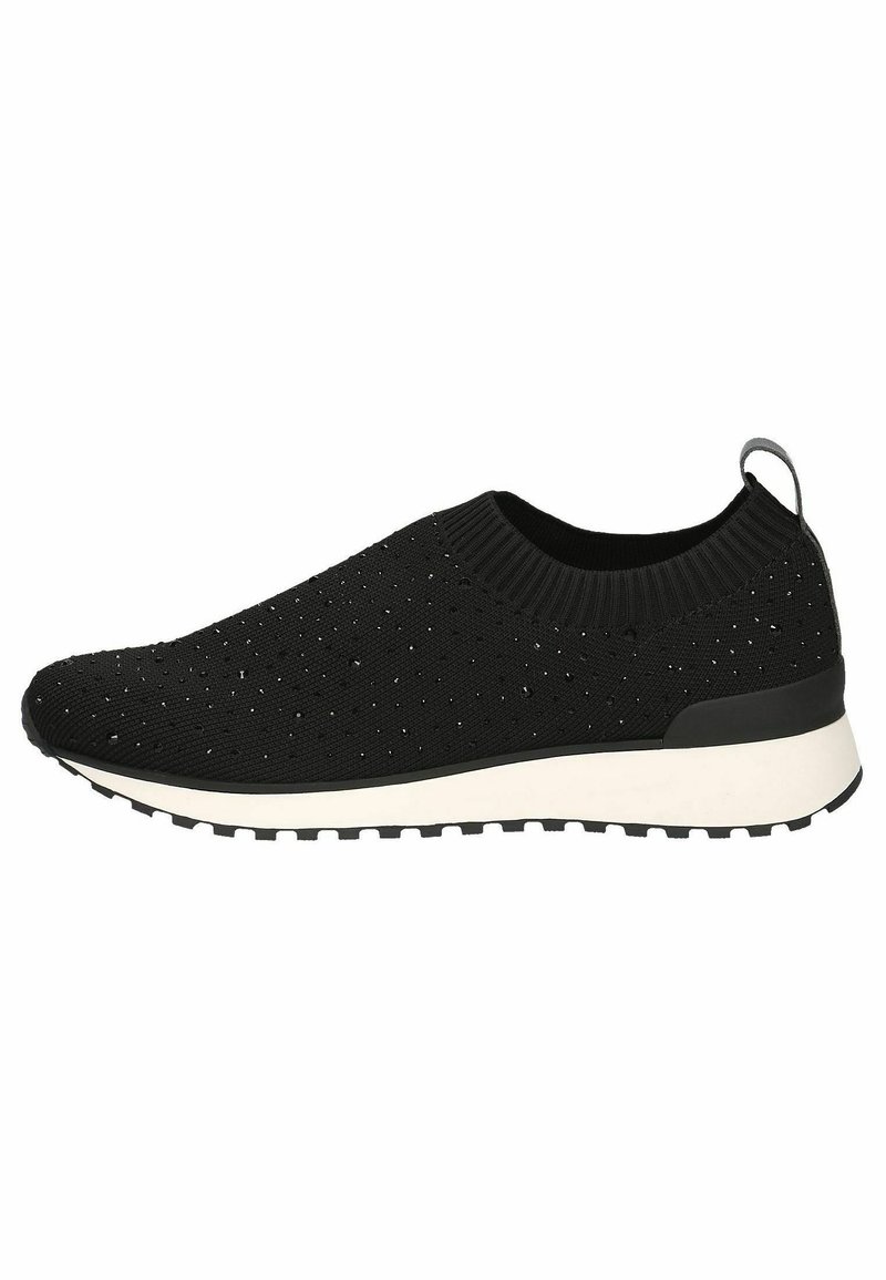 Črne slip-on teniske, izdelane iz strukturiranega pletenega materiala z perforacijami, z belo podloženo soljo in sivim poudarkom na peti.