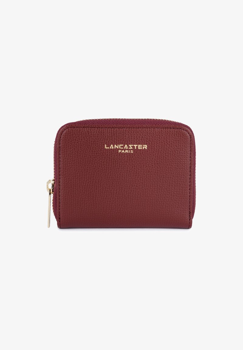 Portefeuille en cuir bordeaux avec une finition texturée, logo doré sur le devant et fermeture zippée. Forme rectangulaire compacte.