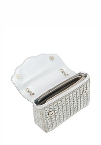 Hvid clutch taske med en tekstureret overflade, udsmykket med sølvfarvede rhinsten, har en bølget klaffelåg og magnetlukning. Indvendige lommer synlige.