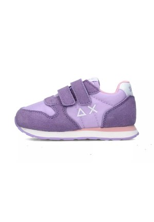 Sneaker viola con tomaia in suede e tessuto, doppie chiusure in Velcro, accenti bianchi e una suola intermedia rosa. Progettata per comfort e supporto.