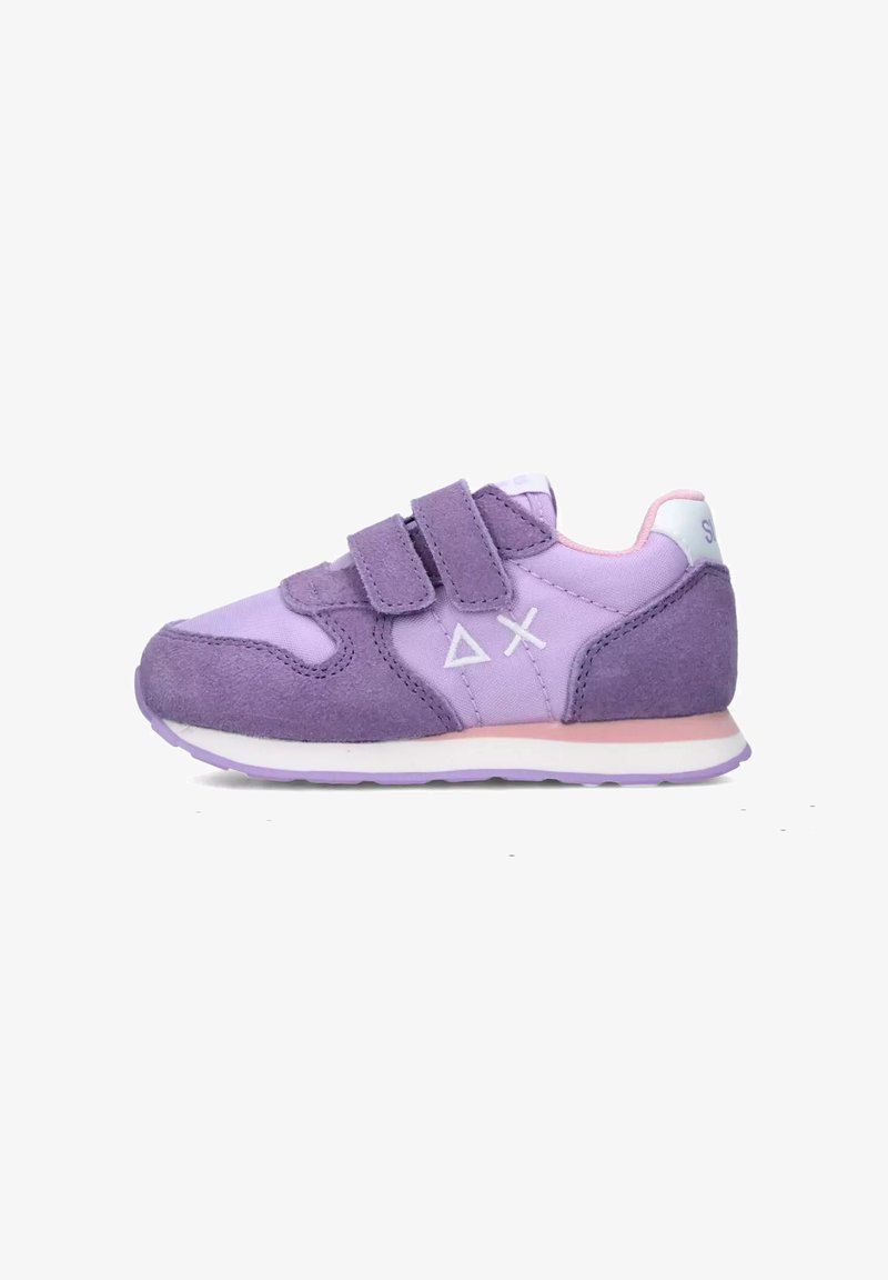 Sneaker viola con tomaia in suede e tessuto, doppie chiusure in Velcro, accenti bianchi e una suola intermedia rosa. Progettata per comfort e supporto.