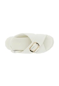 Sandal cu bretele albe, cu un textură împletită, având un accent de cataramă aurie și o talpă interioară moale. Material superior sintetic neted.