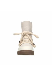 Zapatilla alta blanca con parte superior de ante beige, gruesos cordones crema y acentos metálicos. Suela de goma marrón con agarre texturizado.