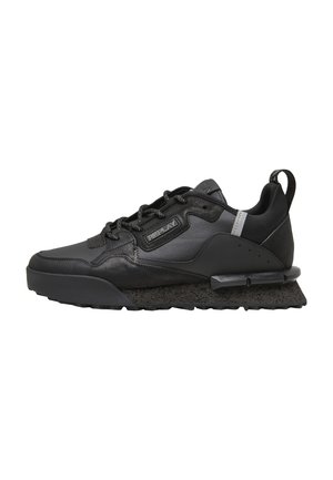 Zapatilla deportiva negra de corte bajo con suela texturizada, cordones en la parte delantera, logo "REPLAY" lateral y tira de tiración en el talón.