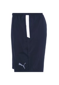 Shorts de sport navy en tissu léger, avec une accentuation verticale blanche et un logo gris réfléchissant sur la jambe gauche.