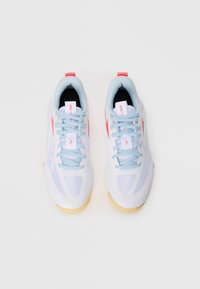 Zapatillas deportivas blancas con cordones azul claro, material de malla y acentos en rosa. La suela exterior es amarilla y el diseño presenta líneas curvas.