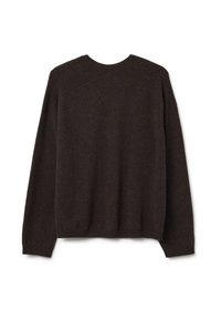 Maglione lavorato a maglia marrone scuro, con maniche lunghe, dettaglio a costine sulle spalle e scollatura arrotondata con orlo dritto.