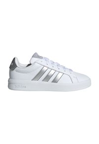 Weißer Adidas Low-Top-Sneaker mit silbernen Streifen, Schnürsenkeln, gepolsterter Sohle und grauem Fersenlasche, seitlich auf weißem Hintergrund dargestellt.