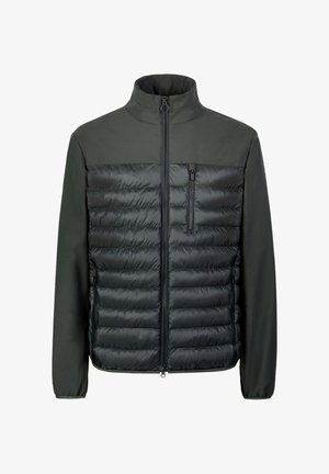 Chaqueta negra con la mitad inferior acolchada y la mitad superior lisa, cuello alto, cremallera completa y un bolsillo con cremallera en el pecho.