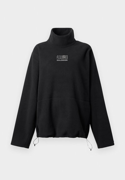 Pullover de lã preto com gola alta, mangas longas, cordas ajustáveis na barra e logotipo numérico e de marca em branco impresso no peito.