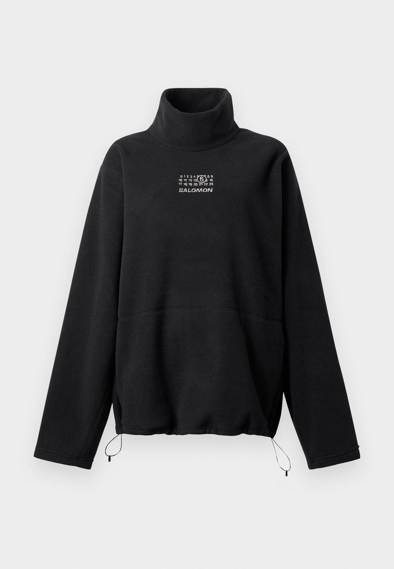 Sudadera de forro polar negro con cuello alto, mangas largas, cuerdas ajustables en el dobladillo y números en blanco junto con el logotipo de la marca impresos en el pecho.