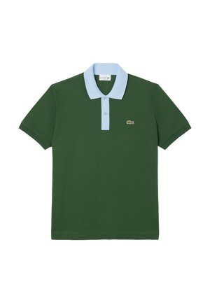 Polo vert en coton avec un col bleu clair et trois boutons. Logo Lacoste sur la poitrine gauche. Manches courtes.