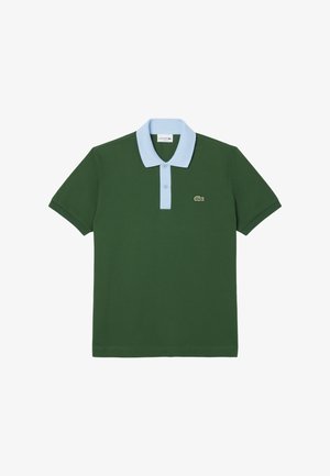 Grüne Poloshirt aus Baumwolle mit hellblauem Kragen und drei Knöpfen. Mit Lacoste-Logo auf der linken Brust. Kurze Ärmel.