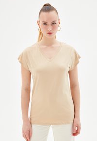 adL DETAILED V-NECK - Basic T-shirt - nude - Zalando