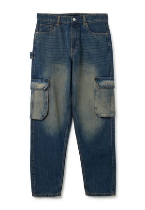 Pantaloni cargo in denim blu con vestibilità comoda, due grandi tasche laterali e una lavatura sbiadita con aree più chiare a contrasto.