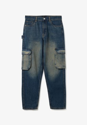 Pantaloni cargo in denim blu con vestibilità comoda, due grandi tasche laterali e una lavatura sbiadita con aree più chiare a contrasto.