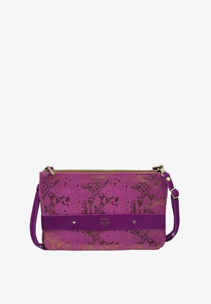 Sac bandoulière violet avec motif en peau de serpent, sangle ajustable, fermeture éclair et logo doré "mila louise PARIS" sur la bande centrale avant.