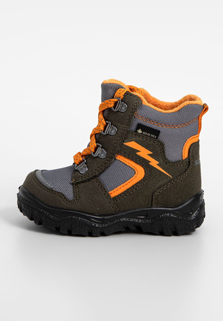 Dunkelgrüner und grauer Kleinkindstiefel mit orangefarbenen Akzenten, ausgestattet mit einem strukturierten Obermaterial, Metallschlaufen und einer robusten schwarzen Sohle für besseren Halt.