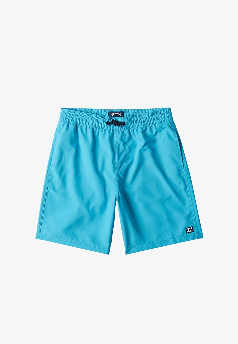 Jasnoniebieskie kąpielówki z elastycznym pasem, czarnym sznurkiem, bocznymi kieszeniami i małą naszywką z logo przy lewym brzegu.