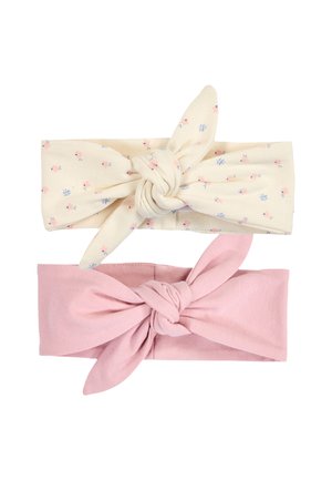Dwa splecione opaski na głowę z tkaniny, jedna kremowa z małymi różowymi i niebieskimi kwiatowymi wzorami, druga jednolita w jasnoróżowym kolorze.