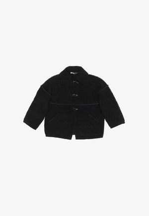 Chaqueta de punto negra con cuello ancho, tres cierres de metal en forma de palanca y dos bolsillos frontales.