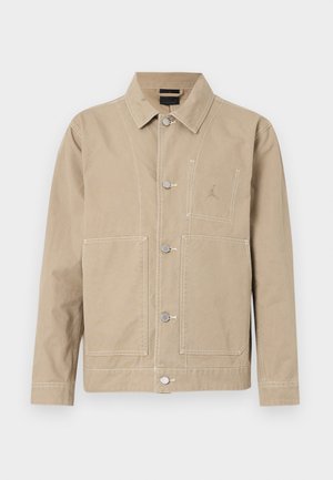 Bež pamukasta jakna sa ovratnikom, prednjim kopčanjem, dvjema velikim džepovima i malim logotipom na prsima.