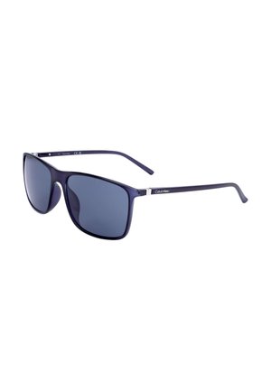 Occhiali da sole Calvin Klein blu scuro con lenti rettangolari sfumate e aste sottili curve su sfondo bianco.