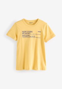 T-shirt en coton jaune à manches courtes. Sur le devant, texte bleu marine : « NEW YORK ART DISTRICT » et détails d'adresse. Col rond classique.