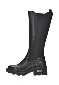 Bottes noires montantes en cuir et néoprène, avec un talon épais, un bout arrondi et une sangle décorative avec un accent argenté.