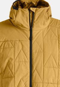 Gelbe steppjacke mit hohem Kragen, ausgestattet mit einem Frontreißverschluss und geometrischem Steppmuster. Glatte Textur mit leichtem Design.
