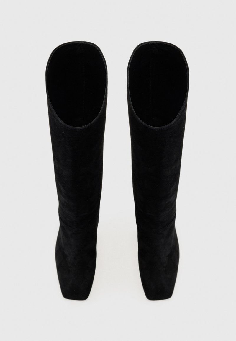 Schwarze Wildleder-Kniestiefel mit quadratischer Zehenform und glatter Textur, ausgestattet mit einem enganliegenden Schaft und einem klaren, minimalistischen Design.