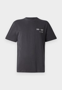 Mørk grå bomull t-skjorte, kortermet, rund hals, med hvit tekst: "20 - 07" og "MIAMI DAGENE & NATTENE" på forsiden.