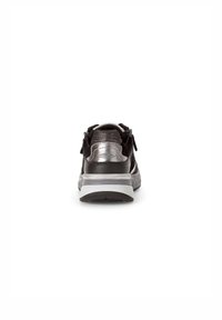 Chaussure de sport noire avec une accent métallique argenté, tige texturée et semelle grise rembourrée ; équipée de doubles zips à l'arrière pour un enfilage facile.