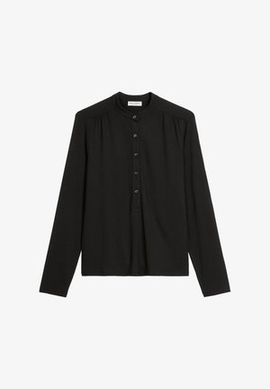 Camisola preta de mangas longas com um decote alto, pala de botões e detalhes pregueados nos ombros. Feita de um tecido suave e elástico.