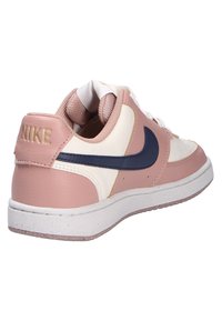 Baskets en cuir rose et crème avec des accents bleu marine, finition texturée, lacets blancs et un logo doré sur le talon. Design bas et semelle en caoutchouc.