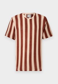 Trumpas rankovėmis T-shirt, puošiamas vertikaliomis raudonomis ir grietinėlės spalvos juostomis, pagamintas iš tekstūruoto audinio su mažomis skylutėmis. Apskritas kaklas su laisvu siluetu.