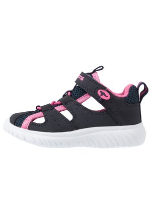 Schwarzer Sportschuh mit pinken Akzenten, Mesh-Obermaterial und Klettverschluss. Weiße Gummisohle mit strukturiertem Profil. Verfügt über ein Ausschnitt-Design für Atmungsaktivität.
