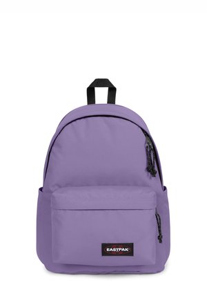 Fioletowy plecak z przednią kieszenią na zamek, czarnymi suwakami i czarną rączką na górze, z naszywką z logo Eastpak.