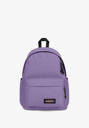 Fioletowy plecak z przednią kieszenią na zamek, czarnymi suwakami i czarną rączką na górze, z naszywką z logo Eastpak.
