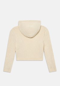 Beige Kapuzenpullover mit vertikal gerippter Textur, cropped geschnitten, langärmlig und aus weichem Material. Keine sichtbaren Verschlüsse.