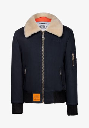 Marine bomberjack met een nepbontkraag, gouden rits, ribgebreide manchetten en een oranje voering. Heeft een oranje label aan de voorkant.