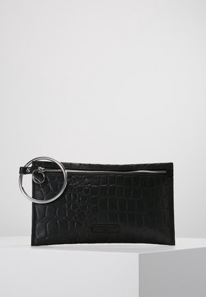 Schwarze Clutch mit Krokodilleder-Struktur, silbernem Reißverschluss und großem runden Metall-Schlüsselring am Reißverschluss-Zug.