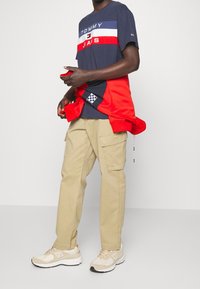 Tommy Jeans Triko s potiskem - dark blue