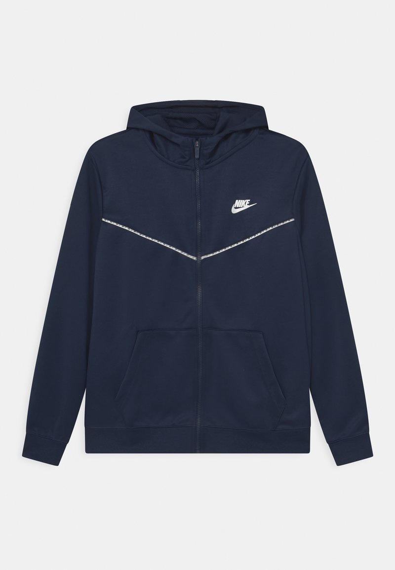 Námořnická mikina na zip vyrobená z hladké látky. Obsahuje kapuci, dvě přední kapsy, bílé logo Nike a reflexní pruh přes hruď.