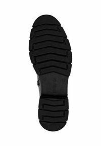 Suela de zapato de goma negra con un diseño texturizado y en patrones, con surcos profundos para mayor agarre, marcada con "remonte" y detalles del tamaño del zapato.