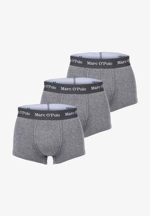 Tre paia di boxer grigi con una morbida cintura elastica dotata di un banda nera e di un logo bianco ripetuto, realizzati in un tessuto liscio.