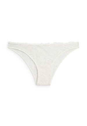 Białe koronkowe damskie majtki w stylu bikini z kwiatowym wzorem, falowanym pasem i umiarkowanym kryciem na białym tle.